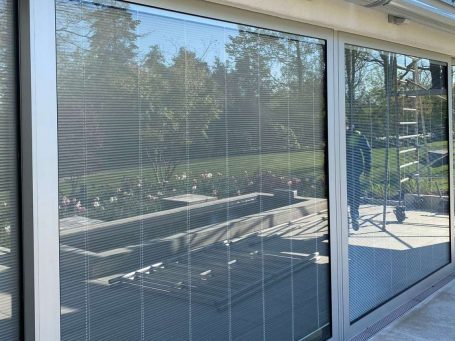 Fenster mit eingebauter Jalousien vom Sonnenschutz Unternehmen Montarollo in Salzburg