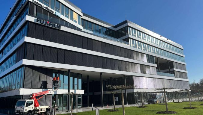 Effizienter Sonnenschutz am Bürogebäude mit Raffstore Außen Jalousien
